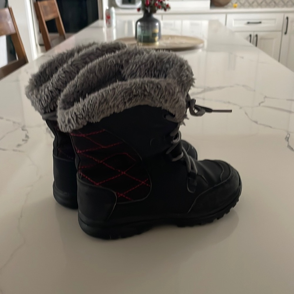 Columbia size 2 kid’s boots